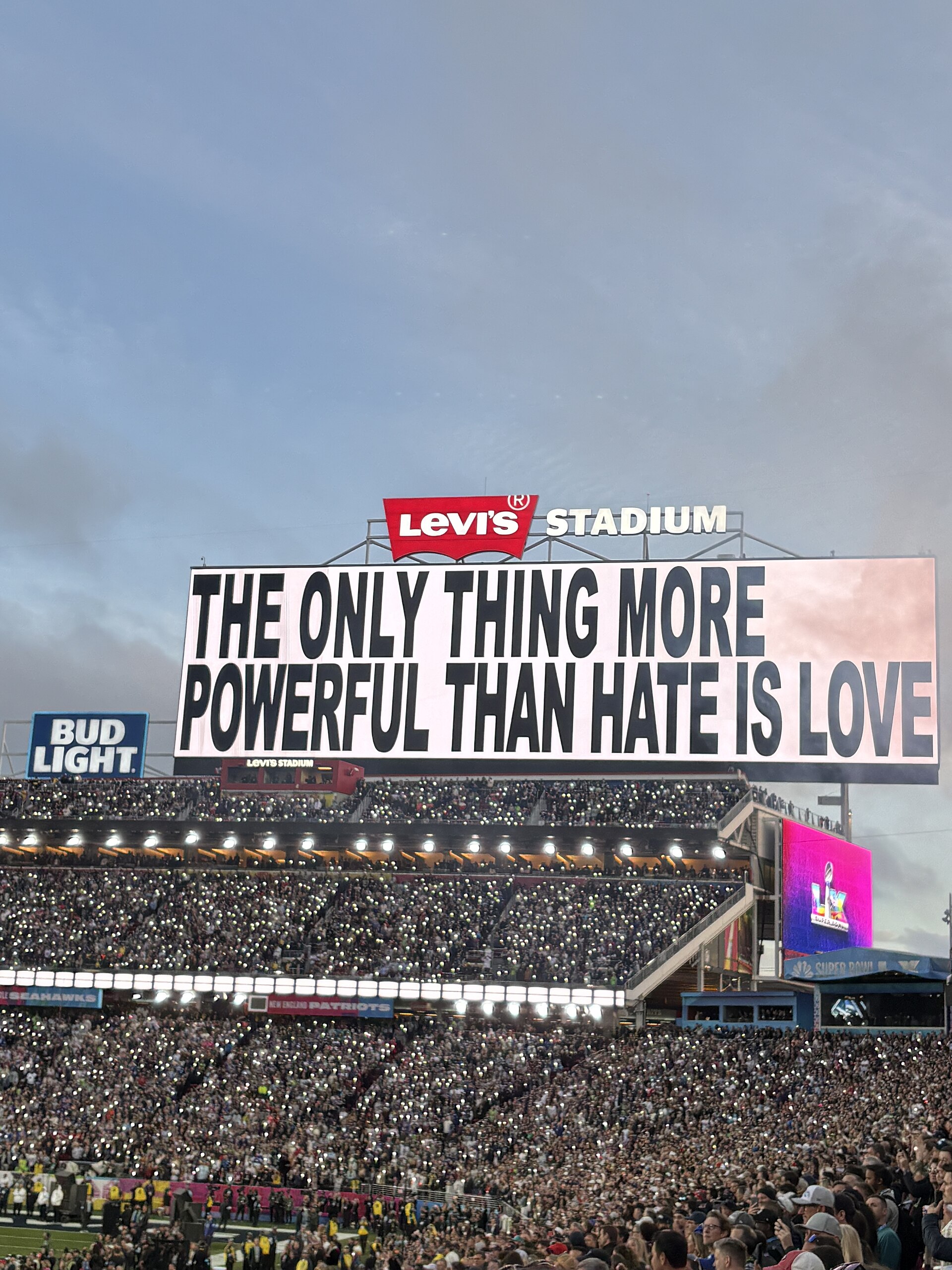 El mensaje final del halftime de Bad Bunny en el Super Bowl LX: una foto del espectáculo liberada con dedicación CC0.